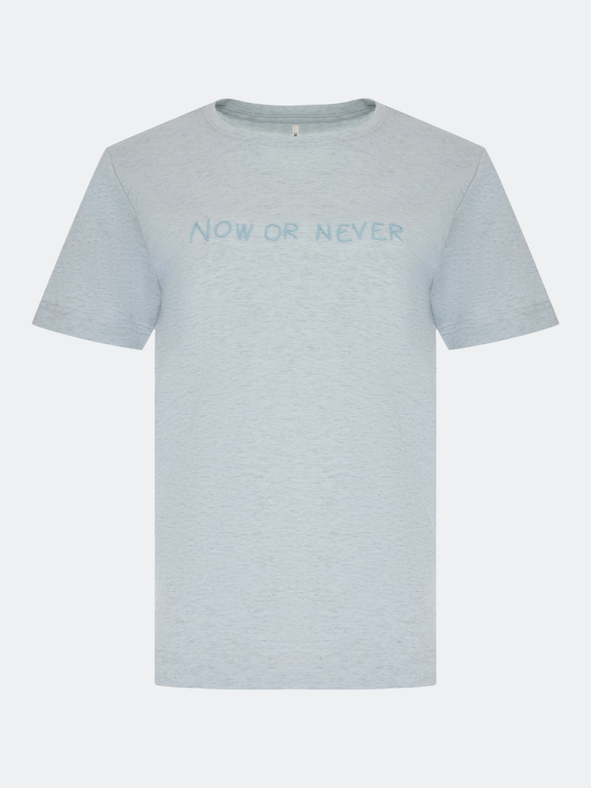 Меланжевая футболка с деликатной вышивкой