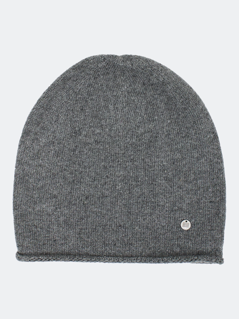 Шапка с минималистичным декором