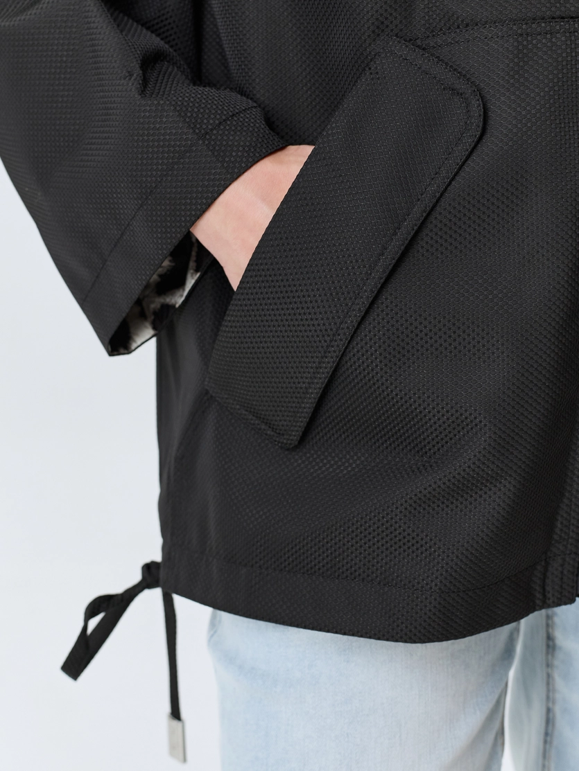 Ветровка с яркой подкладкой