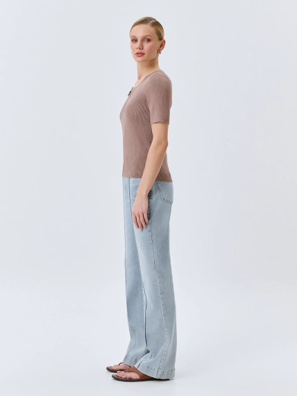 Джинсы bootcut с
акцентными стрелками