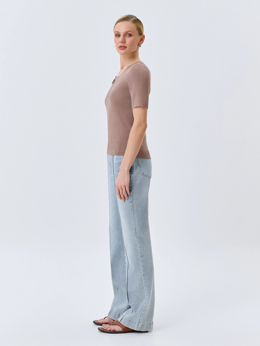 Джинсы bootcut с
акцентными стрелками