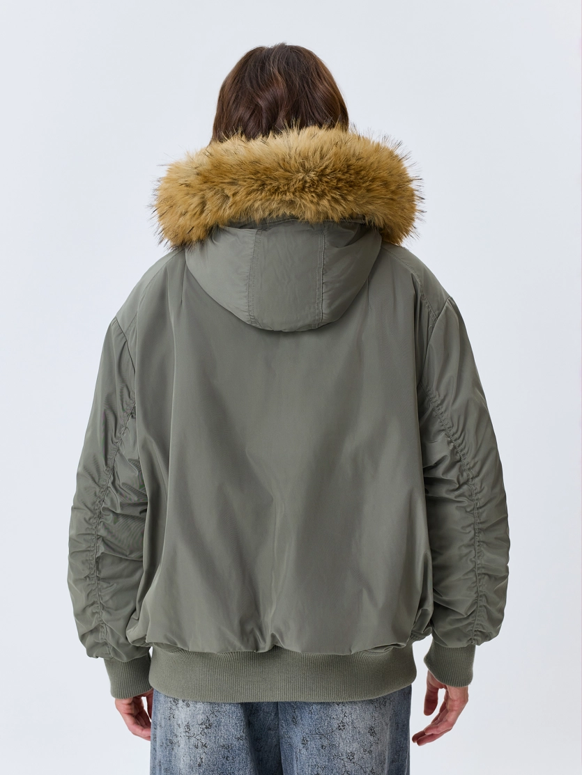 Oversize бомбер с меховым капюшоном