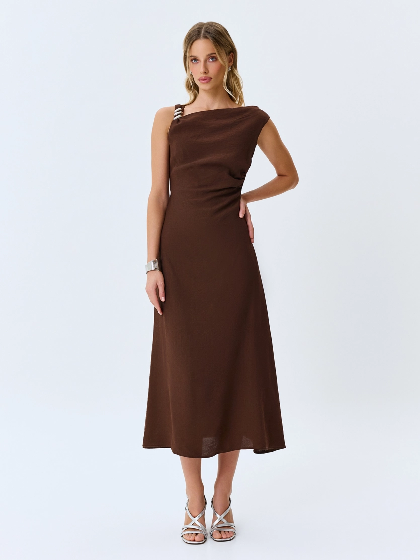 Платье-миди с асимметричным вырезом