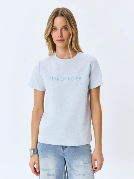 Меланжевая футболка с деликатной вышивкой