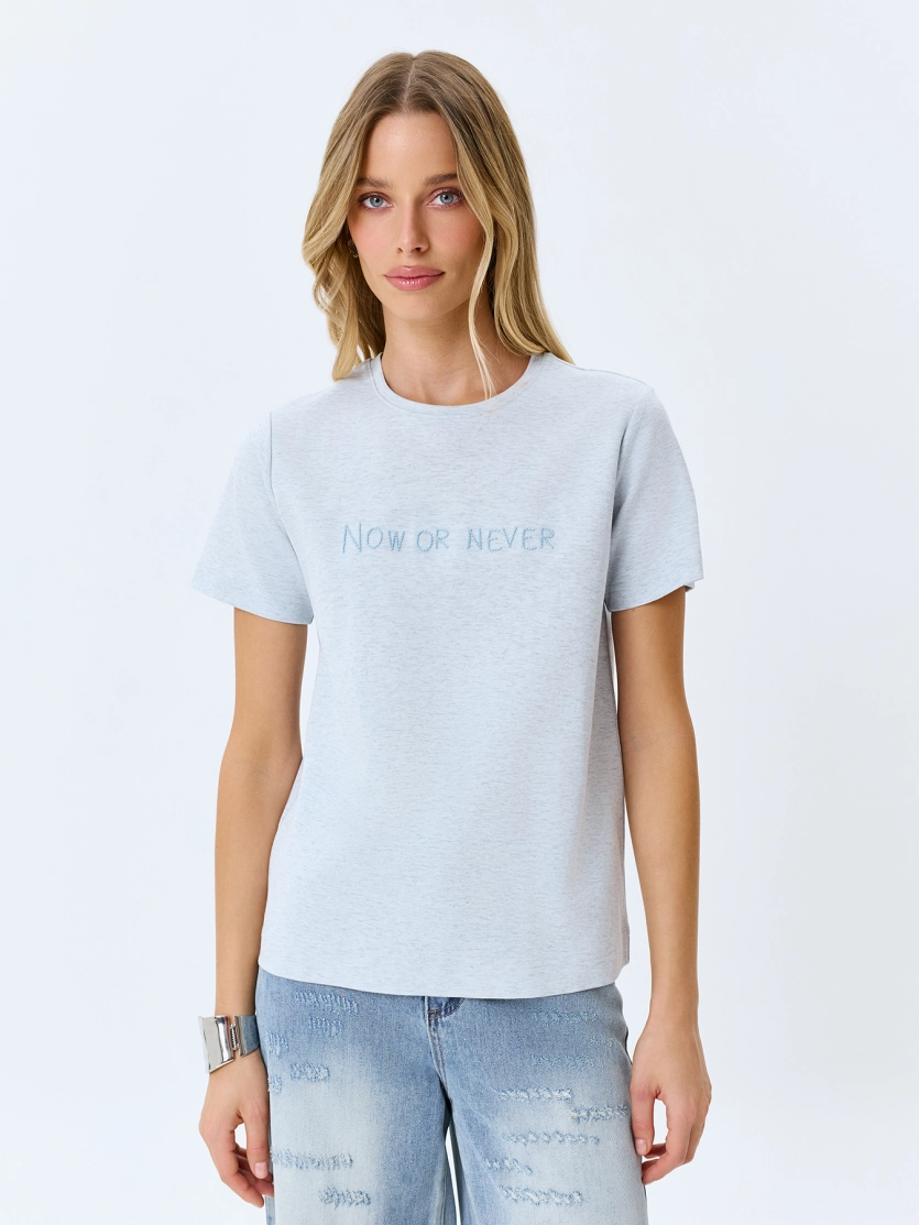 Меланжевая футболка с деликатной вышивкой