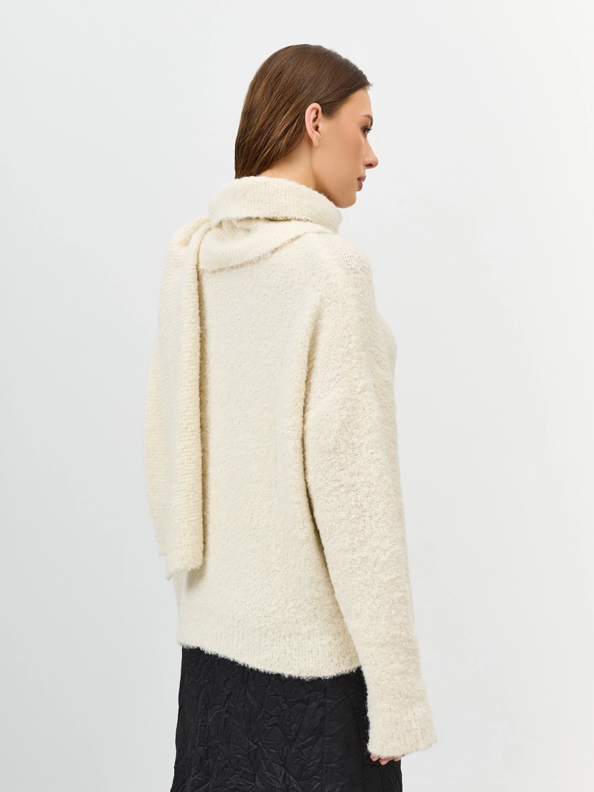 Свитер с объемным шарфом