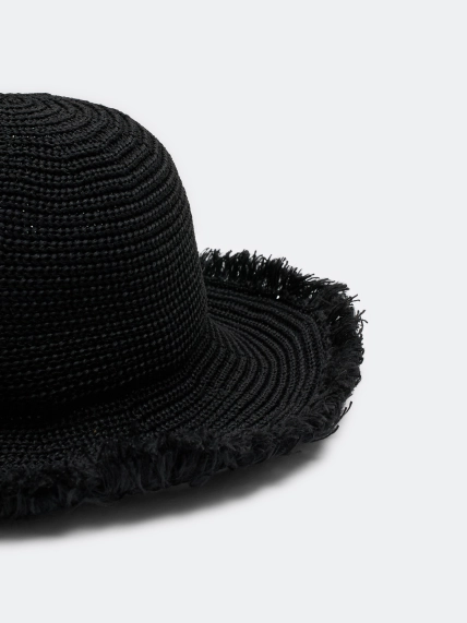 Летняя шляпа с широкими полями