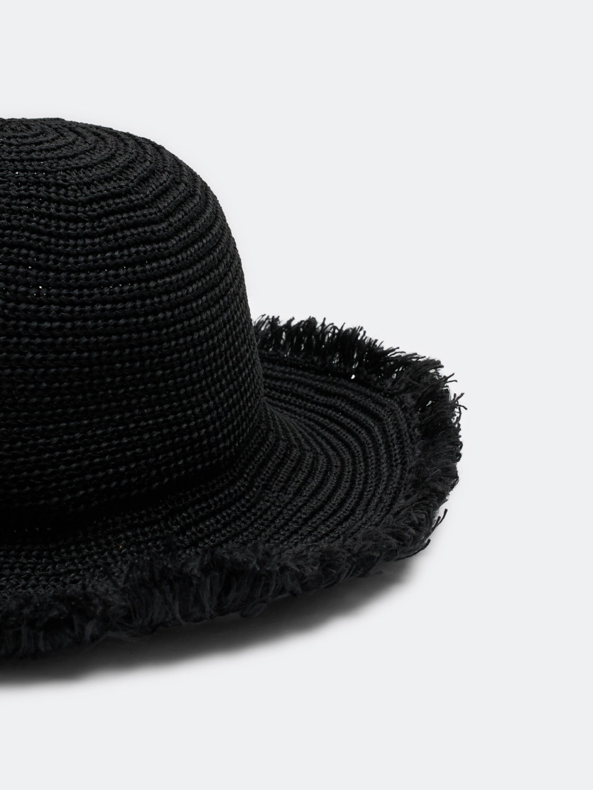 Летняя шляпа с широкими полями