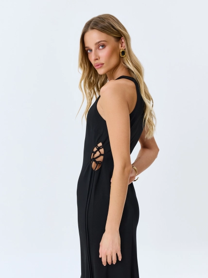 Приталенное платье с акцентными вырезами