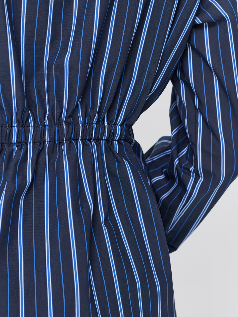 Яркая приталенная рубашка в полоску