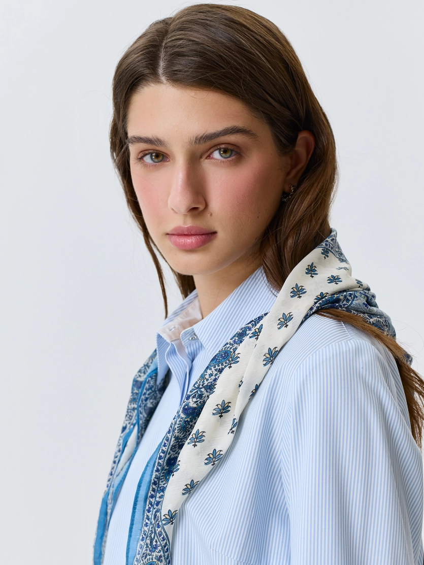 Яркий шейный платок с этническим принтом