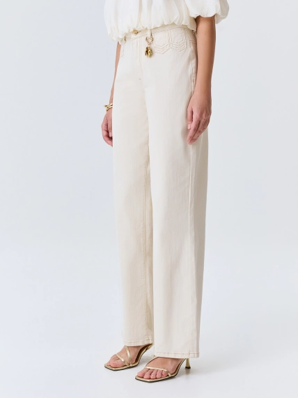 Прямые джинсы с металлическим декором