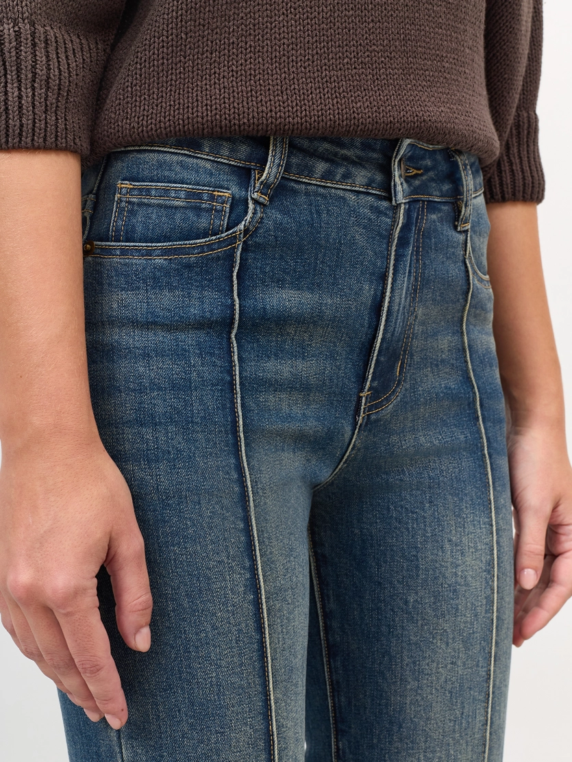 Джинсы Bootcut с застроченными стрелками