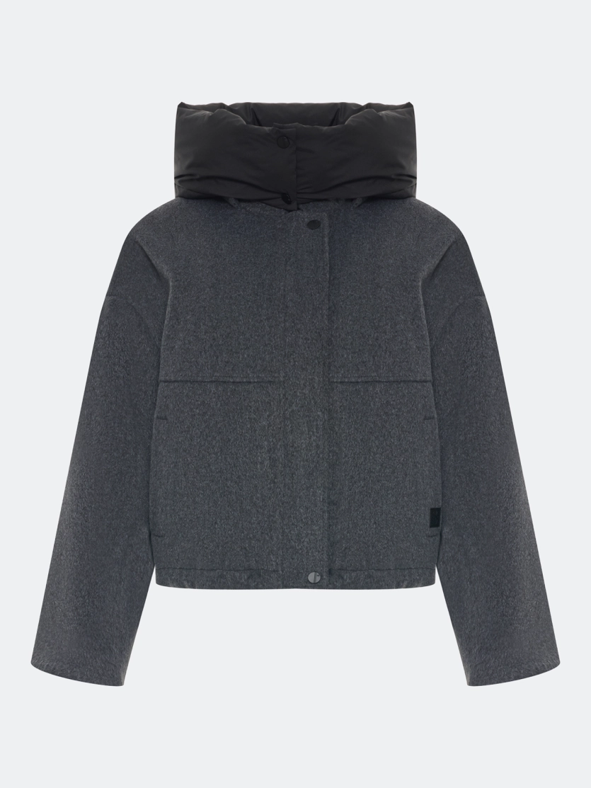 Укороченная куртка с акцентным капюшоном