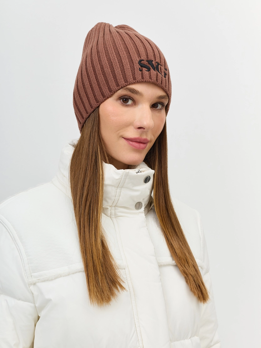 Тонкая шапка с вышивкой