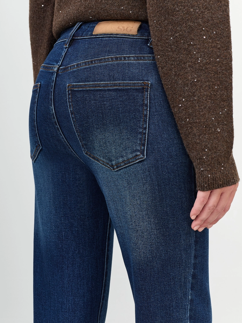 Джинсы с минималистичной вышивкой