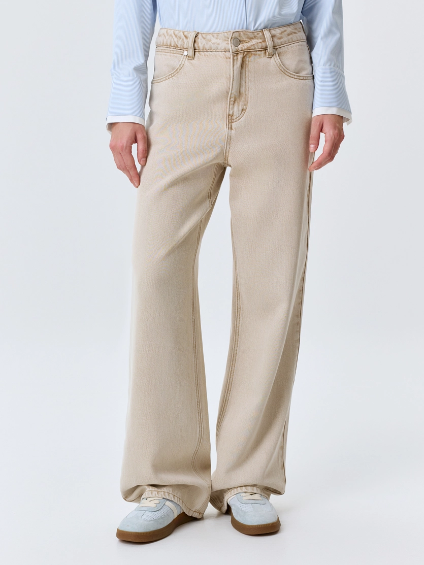 Бежевые джинсы с деликатной варкой