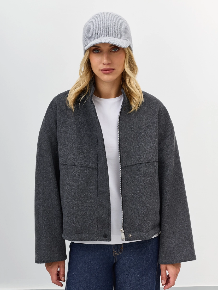 Вязаная кепка с козырьком 