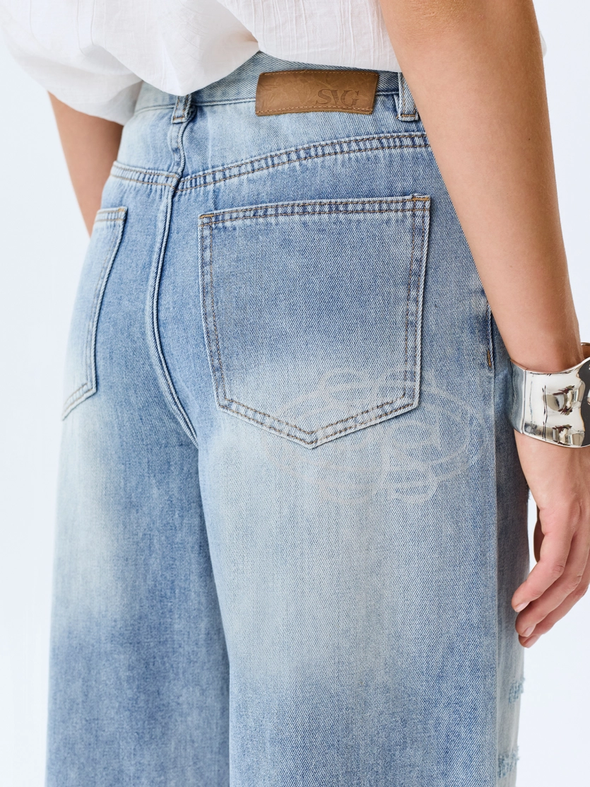 Широкие джинсы с акцентными дестроями