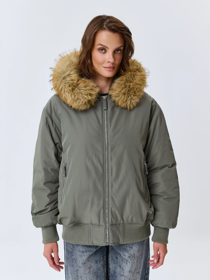 Oversize бомбер с меховым капюшоном