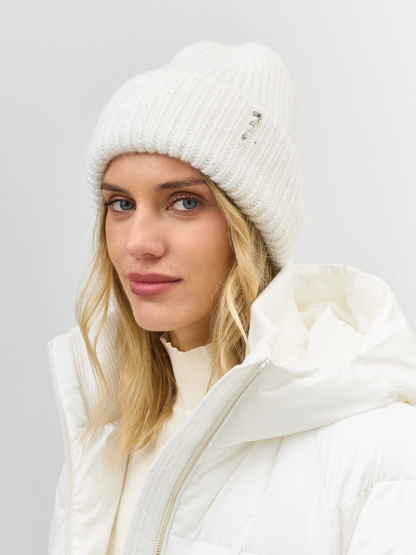 Шапка бини с минималистичным декором