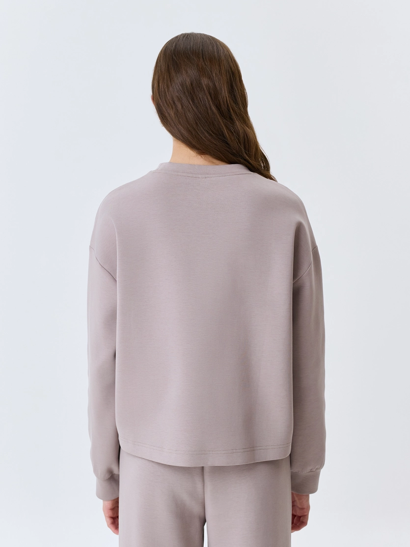 Oversize свитшот с деликатной вышивкой