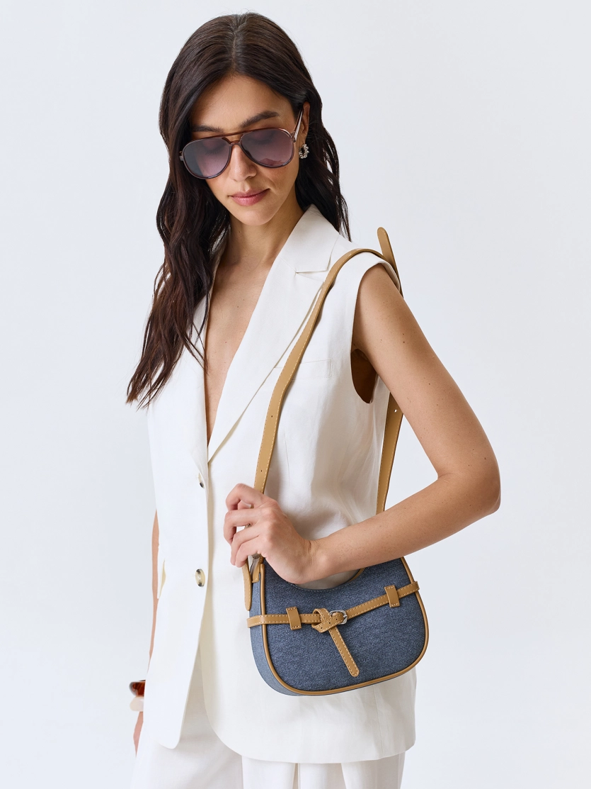 Сумка-багет с акцентными ремешками