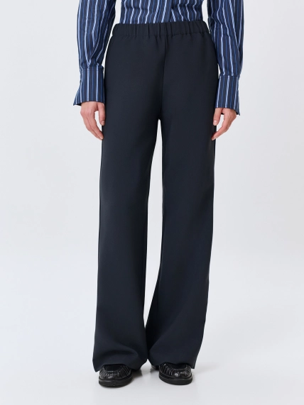 Прямые брюки с мягкими стрелками