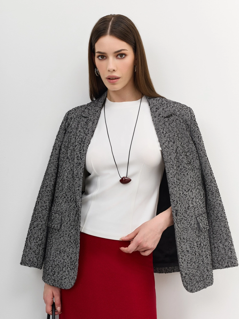 Джемпер с рельефами на плечах