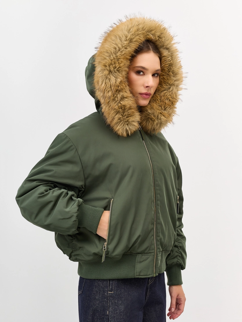 Яркий бомбер с искусственным мехом