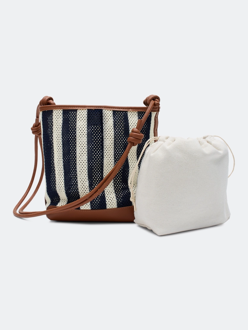 Комплект из плетеной сумки и косметички