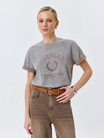 Широкий ремень с декоративными заклепками