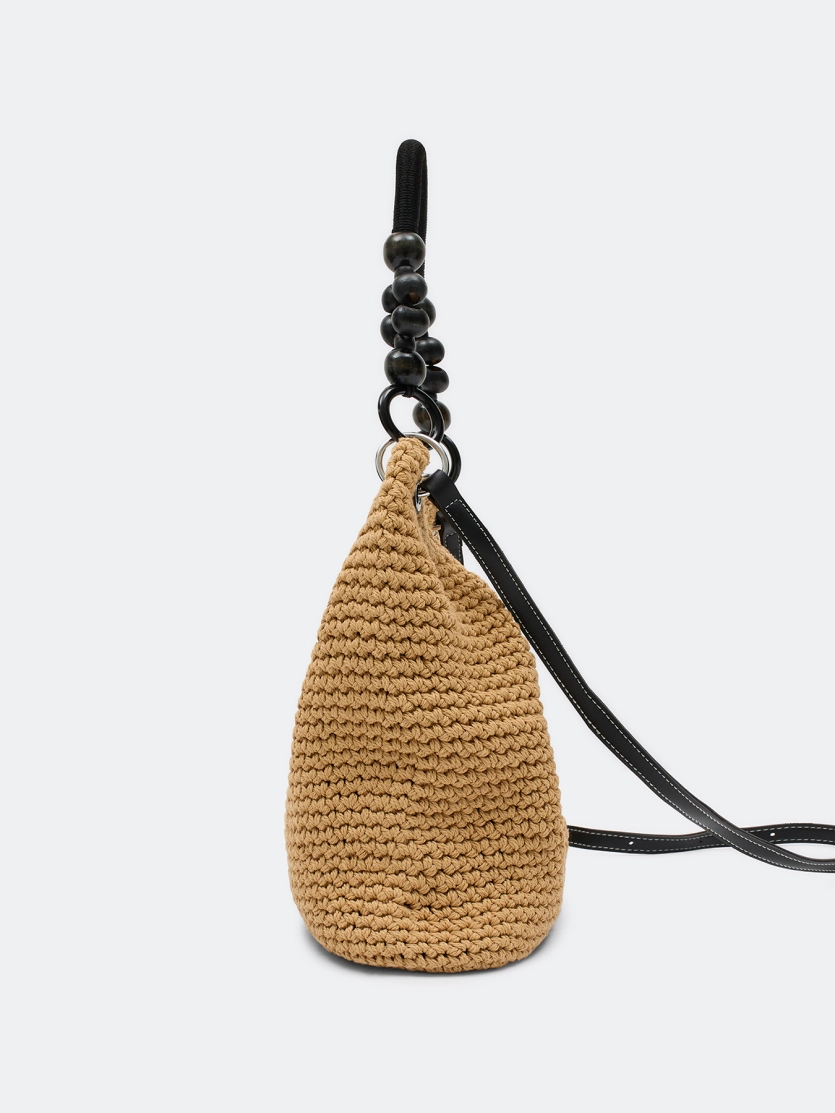 Плетеная сумка с акцентной ручкой