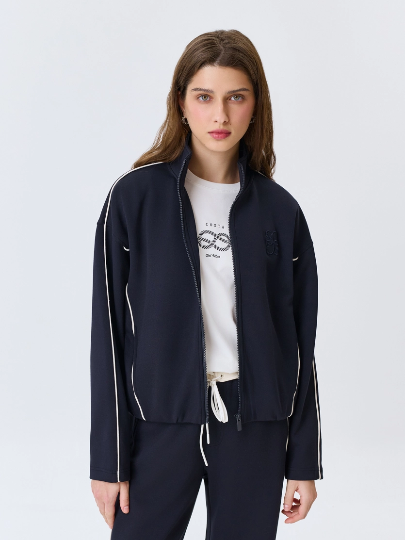 Трикотажный бомбер в спортивном стиле