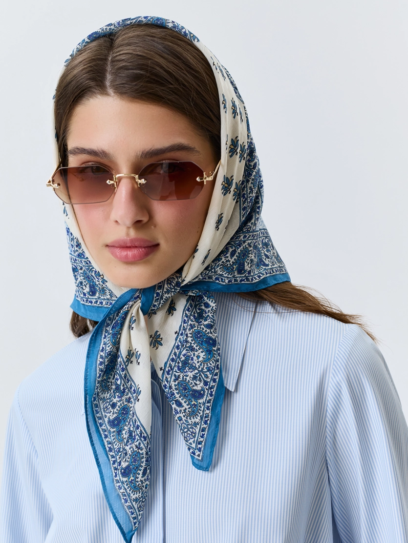 Яркий шейный платок с этническим принтом