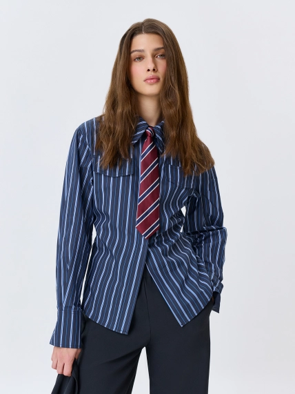 Яркая приталенная рубашка в полоску