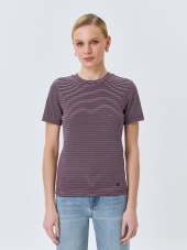 Приталенная футболка в полоску