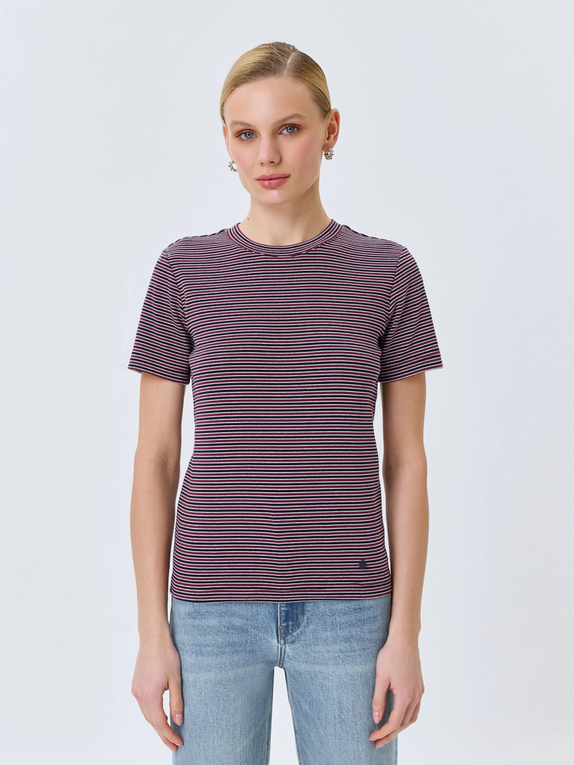 Приталенная футболка в полоску