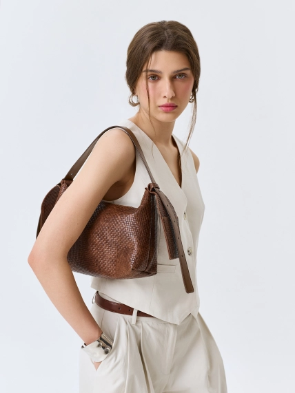 Сумка-багет из фактурной эко кожи