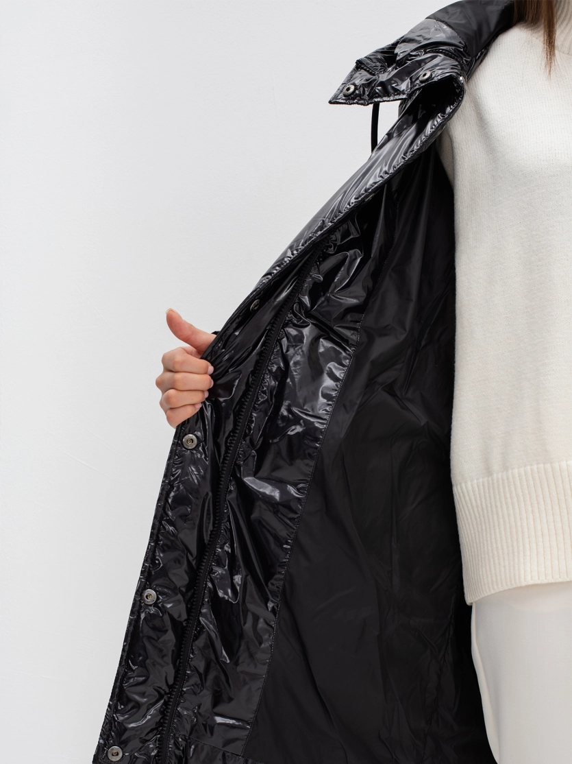Удлиненная куртка из лакированной ткани