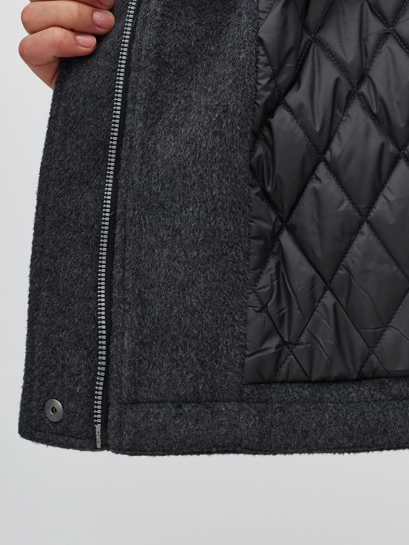 Укороченная куртка с акцентным капюшоном