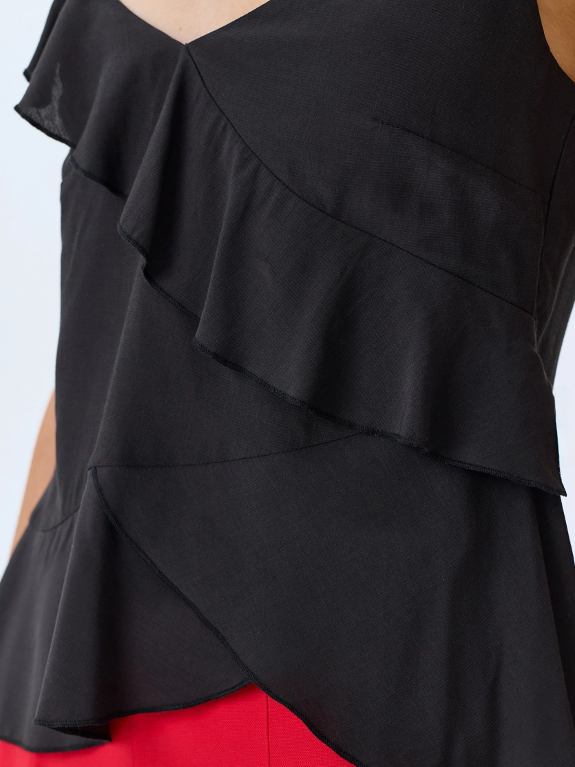 Топ с асимметричными воланами