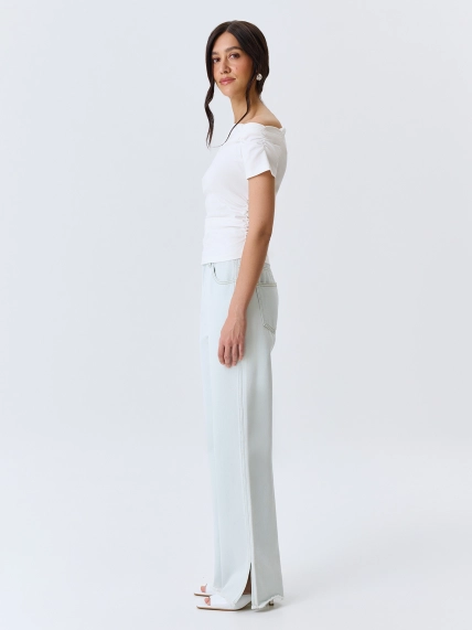 Светлые джинсы с разрезами 