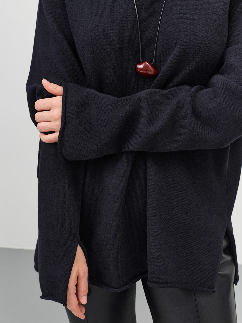 Свободный джемпер с разрезами на рукавах