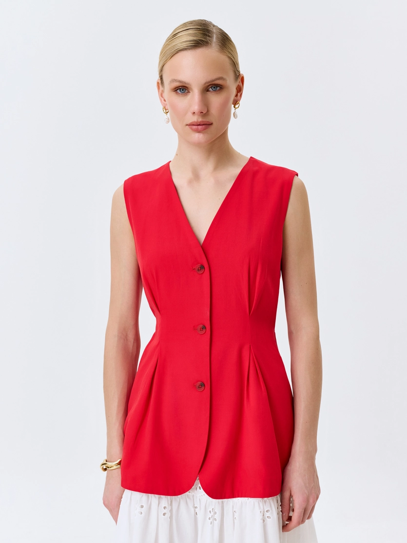 Удлиненный жилет с акцентными складками