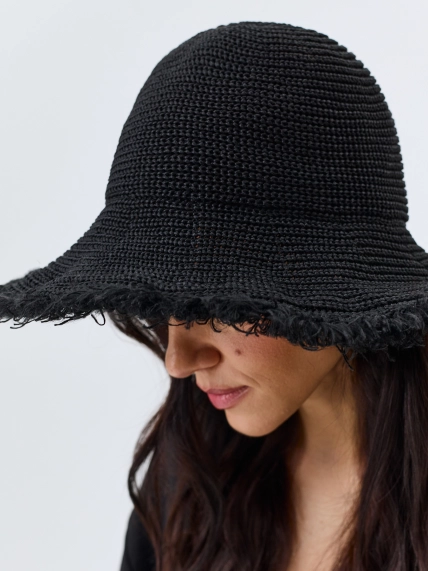 Летняя шляпа с широкими полями