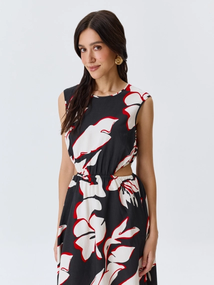 Платье с акцентными вырезами 