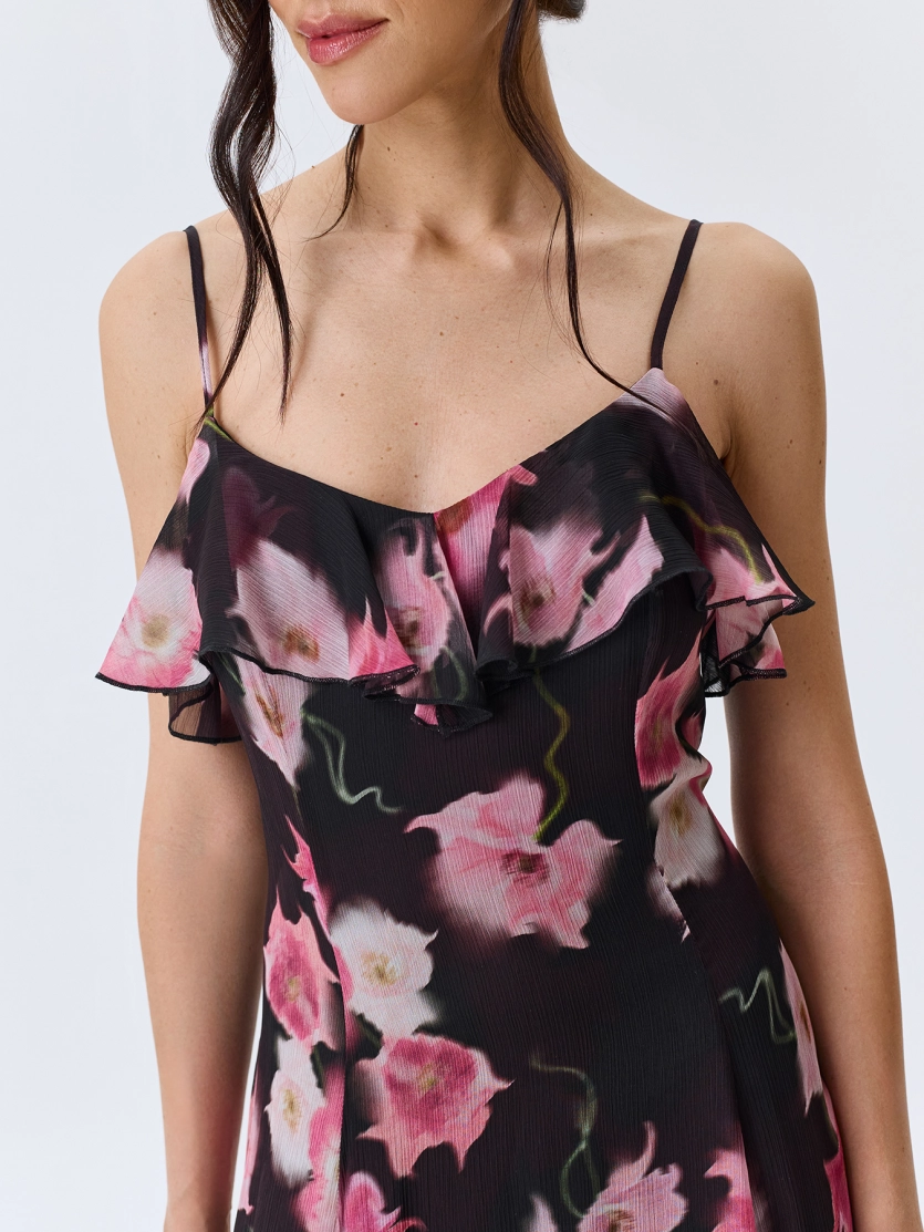 Романтичное платье с ярким цветочным принтом