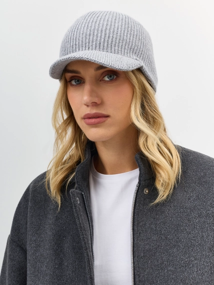 Вязаная кепка с козырьком 