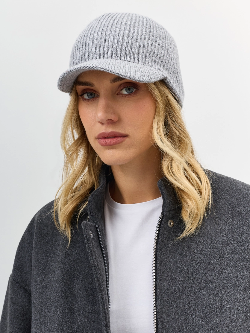 Вязаная кепка с козырьком 